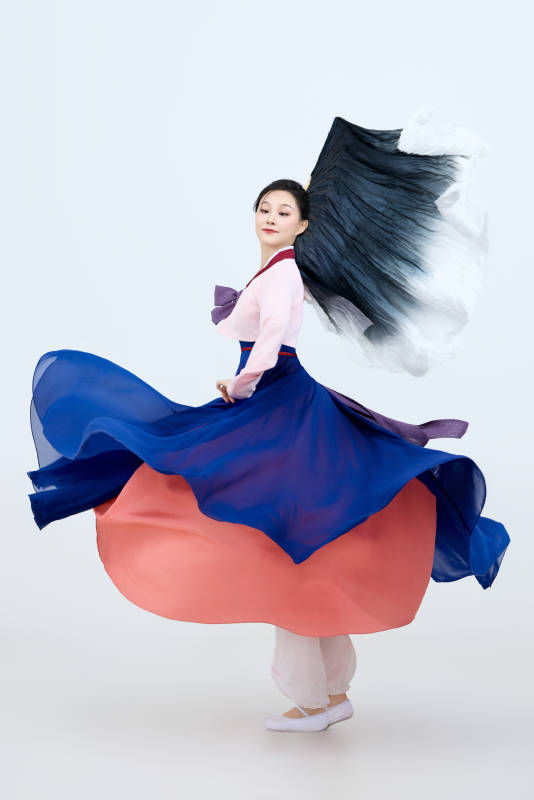 表演中国延边朝鲜族传统舞的美丽舞者图片