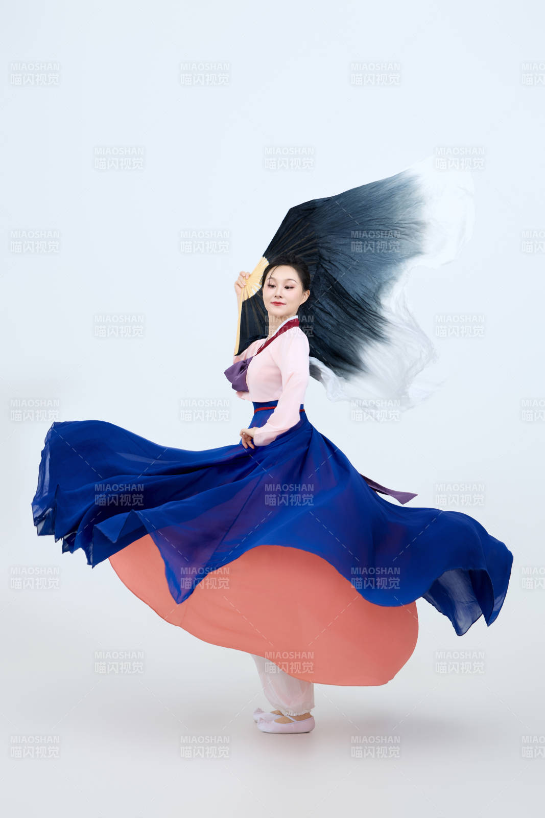 表演中国延边朝鲜族传统舞的美丽舞者图片