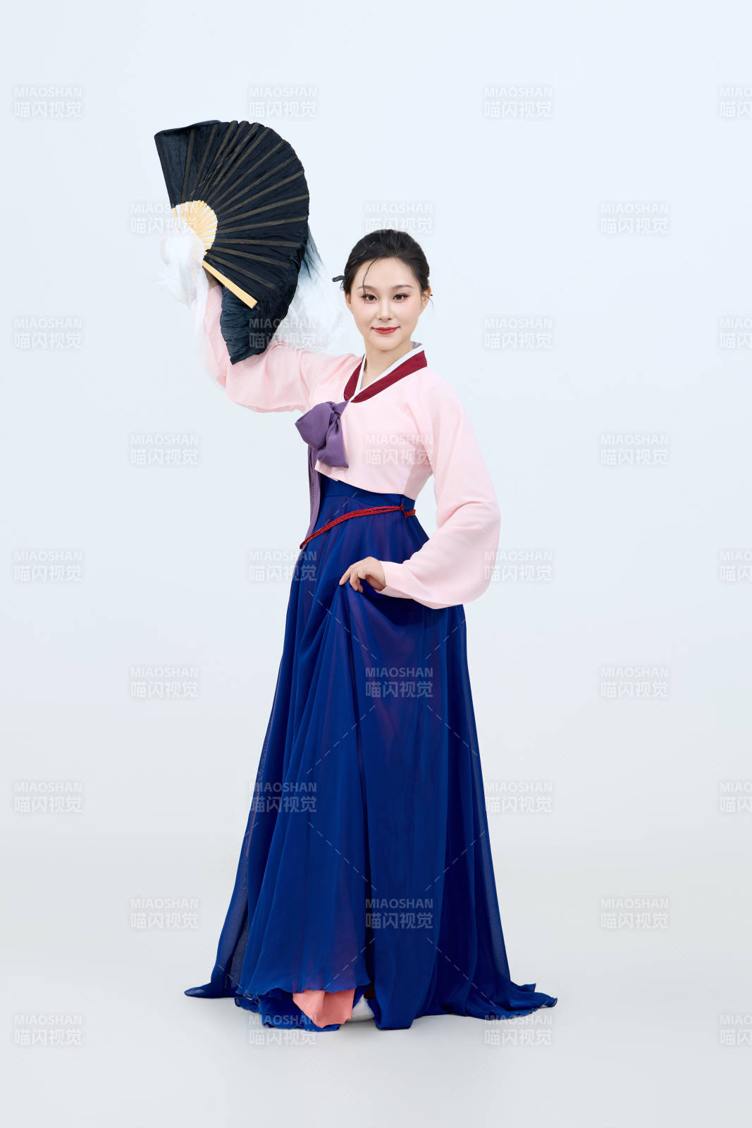 表演中国延边朝鲜族传统舞的美丽舞者图片