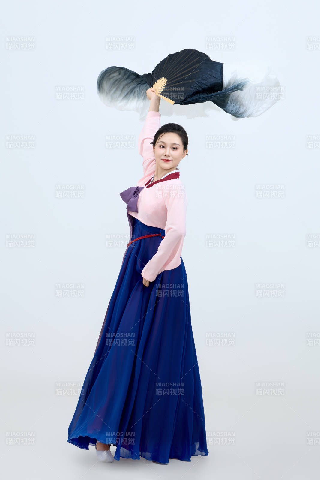 表演中国延边朝鲜族传统舞的美丽舞者图片