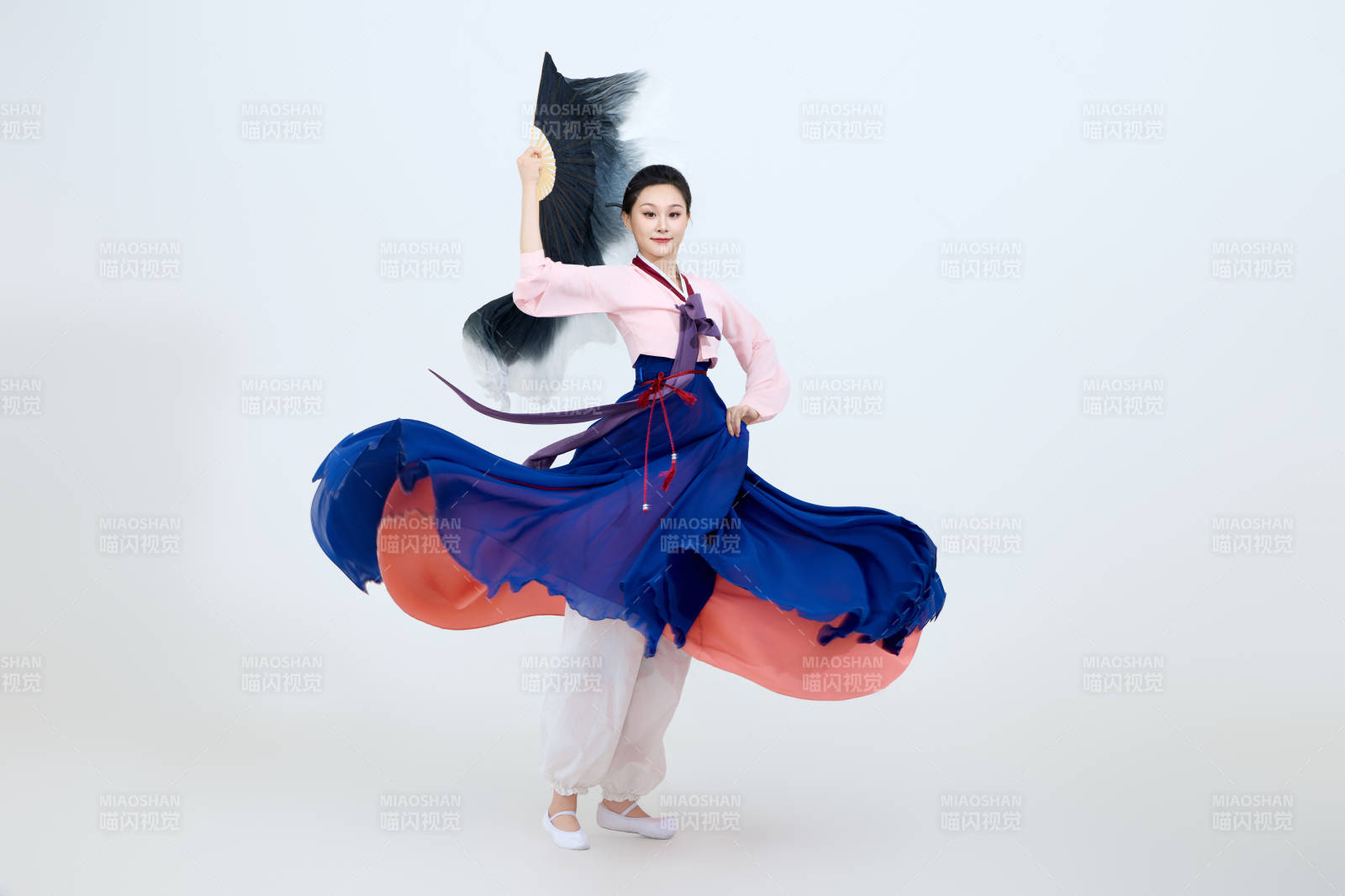 表演中国延边朝鲜族传统舞的美丽舞者图片