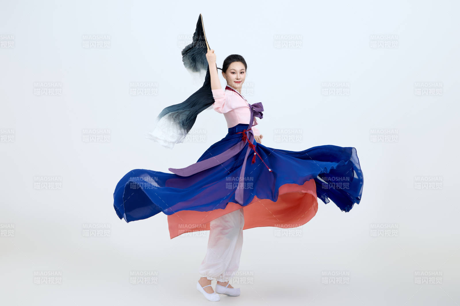 表演中国延边朝鲜族传统舞的美丽舞者图片