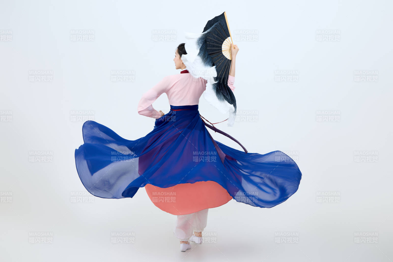 表演中国延边朝鲜族传统舞的美丽舞者图片