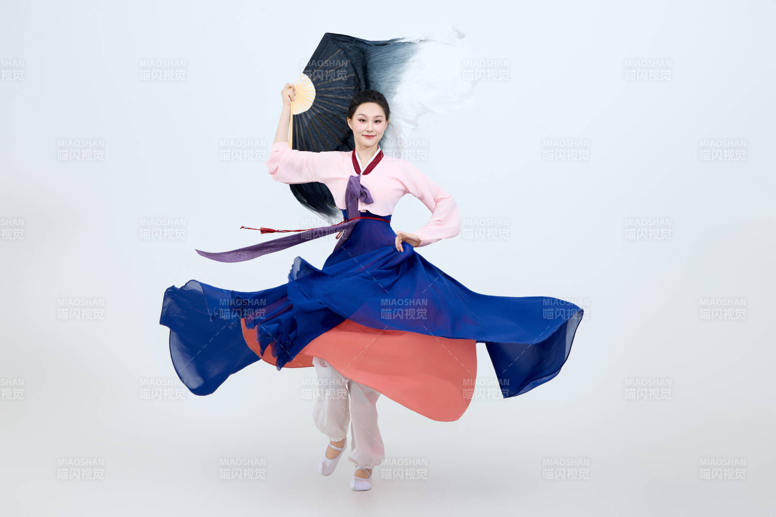 表演中国延边朝鲜族传统舞的美丽舞者图片