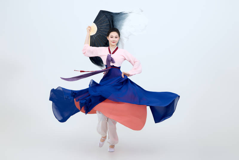 表演中国延边朝鲜族传统舞的美丽舞者图片