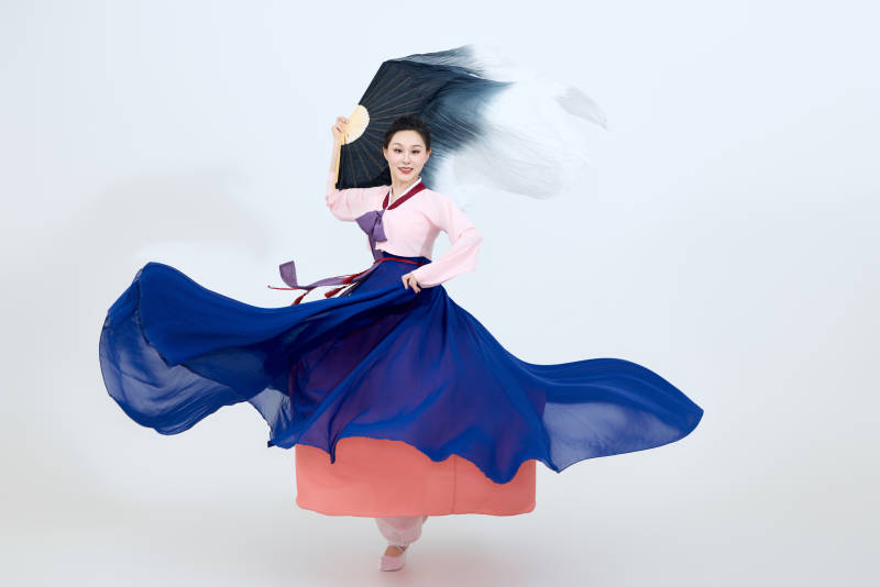 表演中国延边朝鲜族传统舞的美丽舞者图片