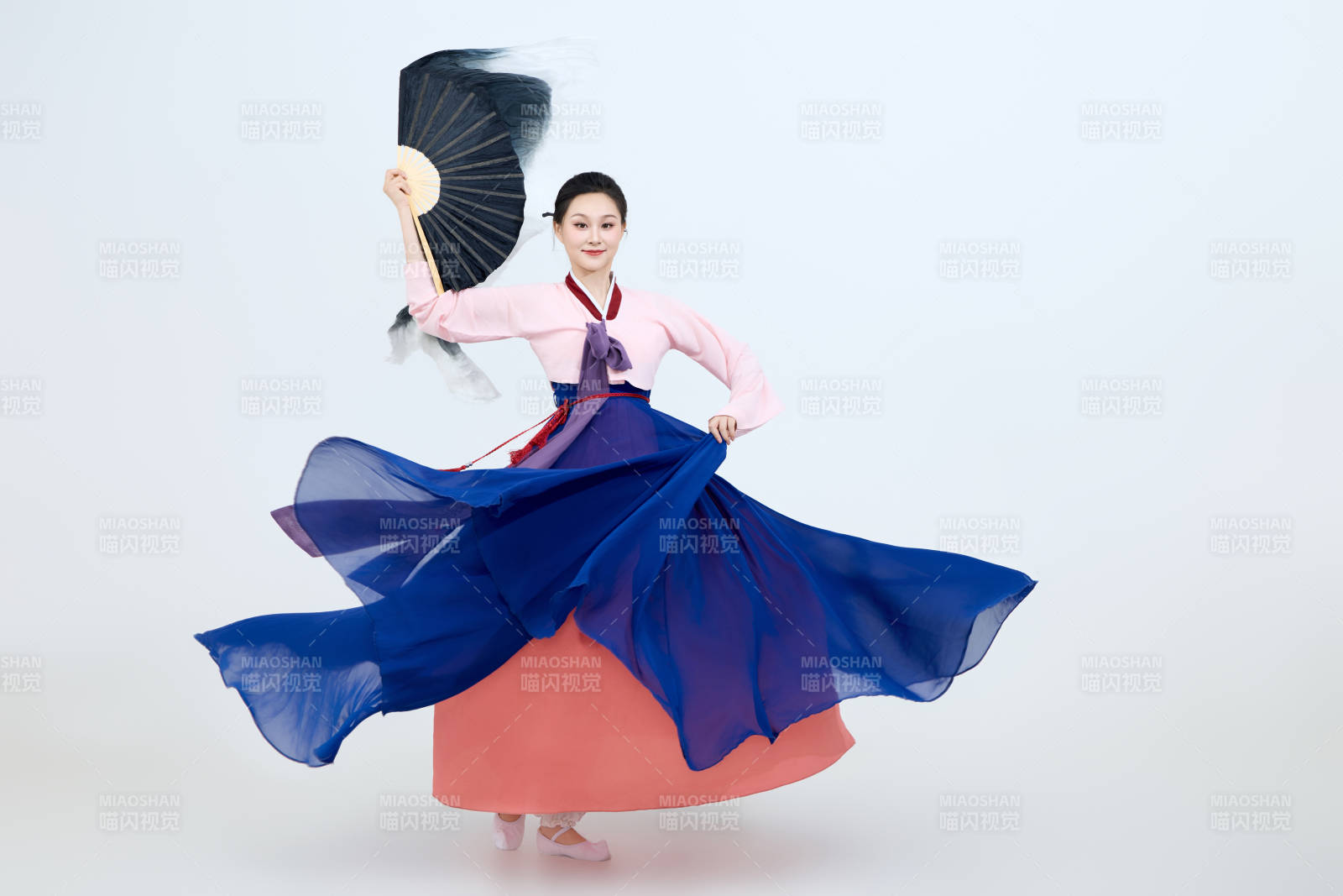 表演中国延边朝鲜族传统舞的美丽舞者图片