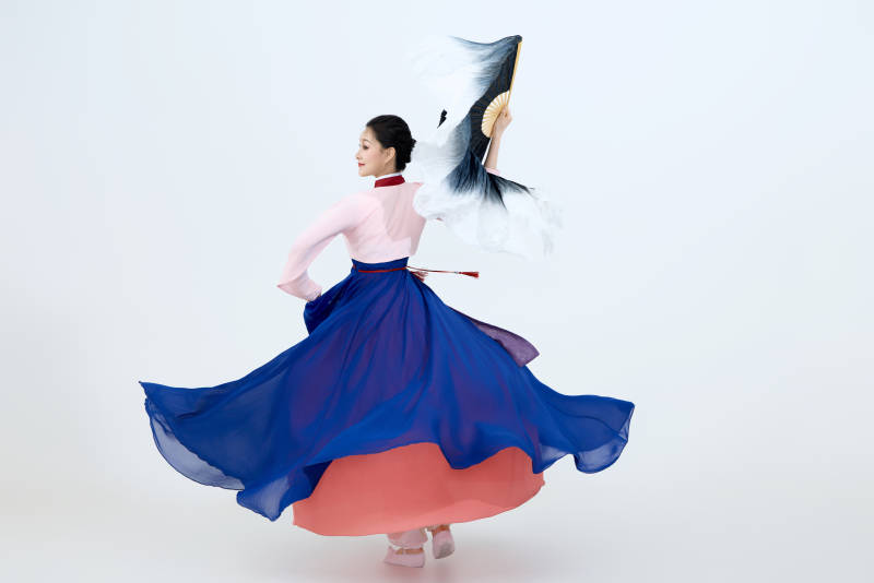 表演中国延边朝鲜族传统舞的美丽舞者图片