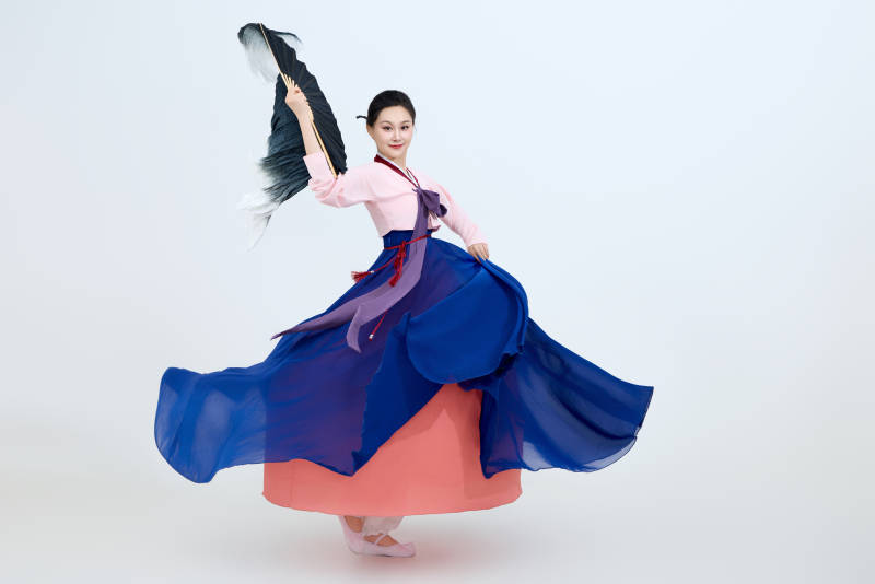 表演中国延边朝鲜族传统舞的美丽舞者图片