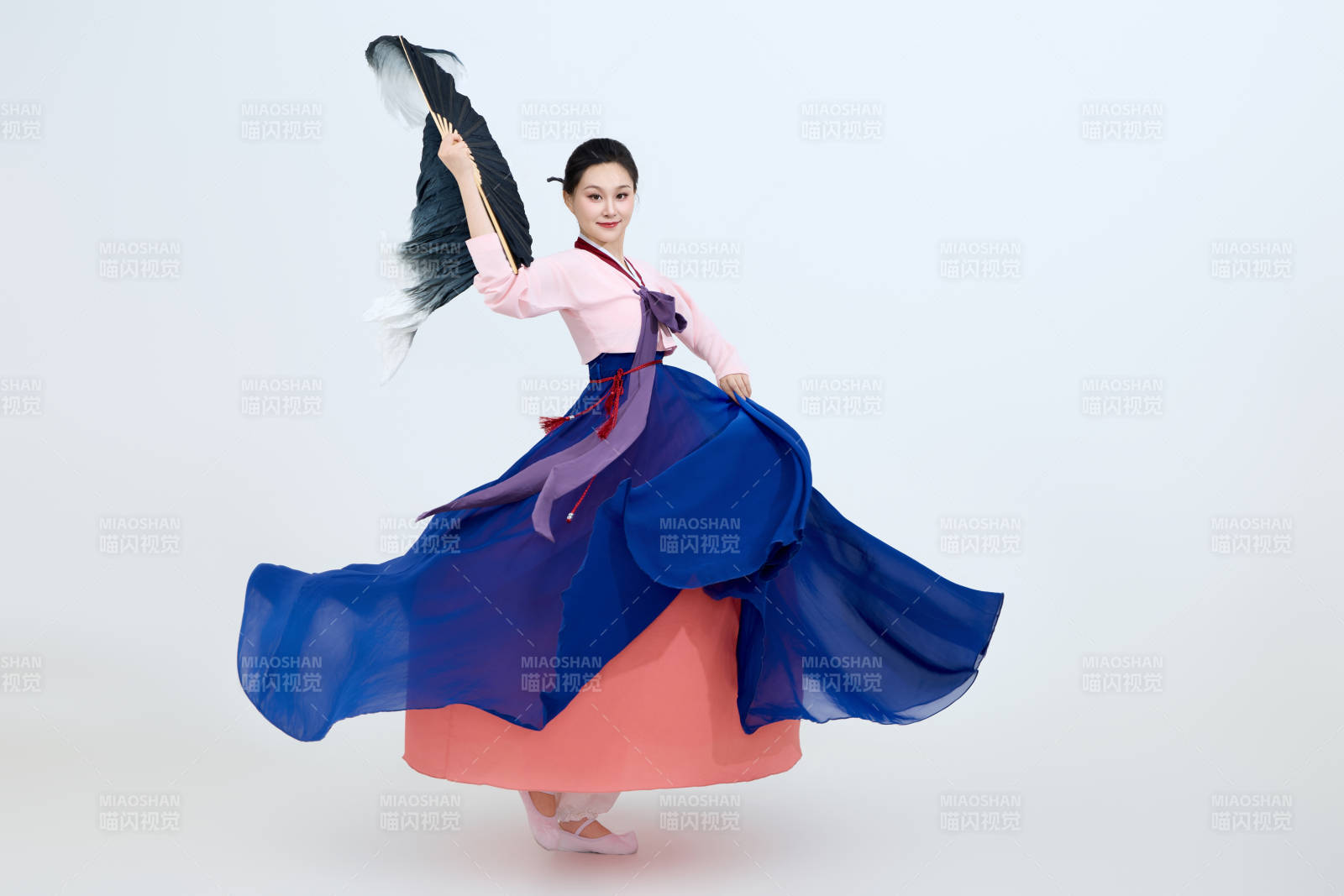 表演中国延边朝鲜族传统舞的美丽舞者图片