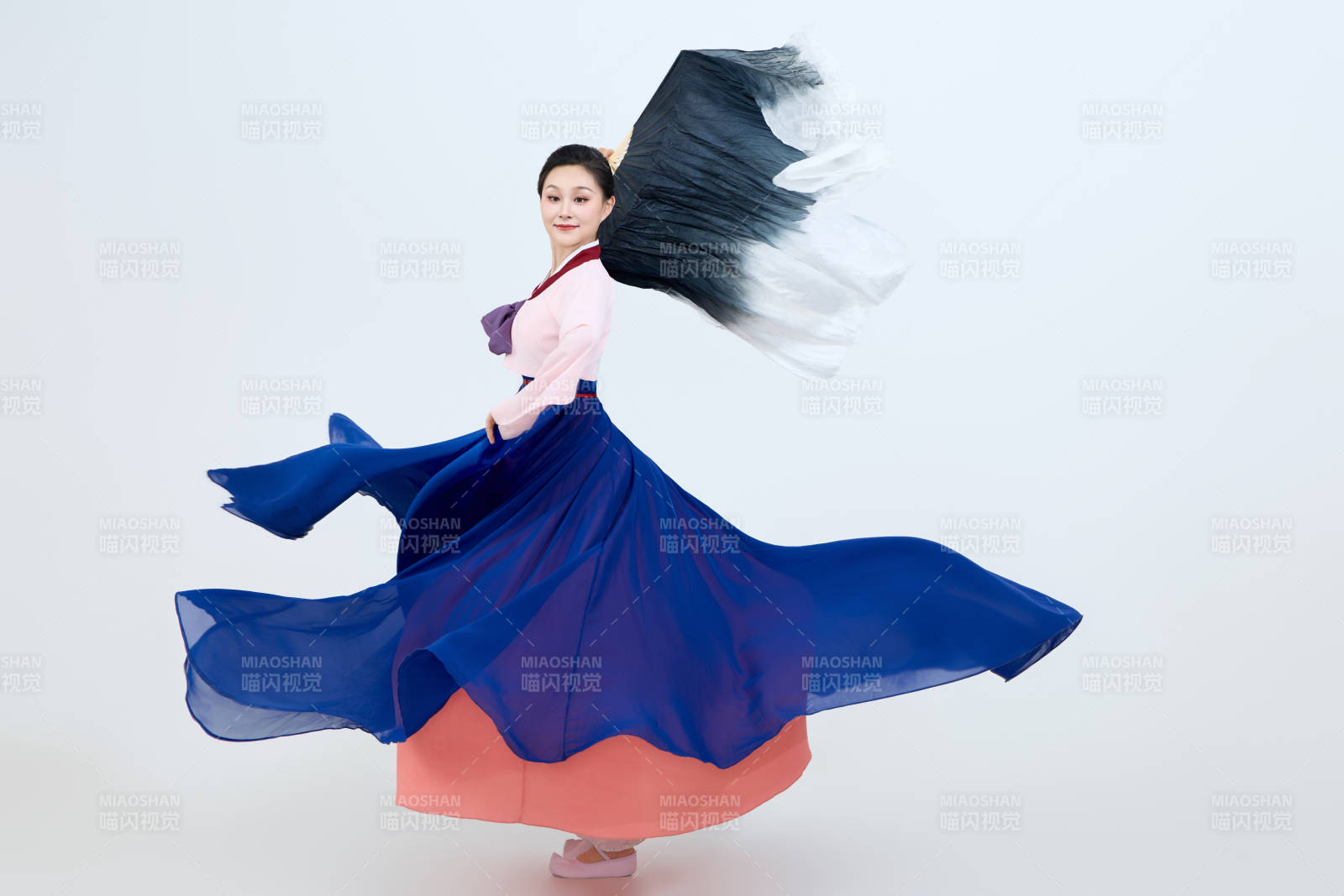 表演中国延边朝鲜族传统舞的美丽舞者图片