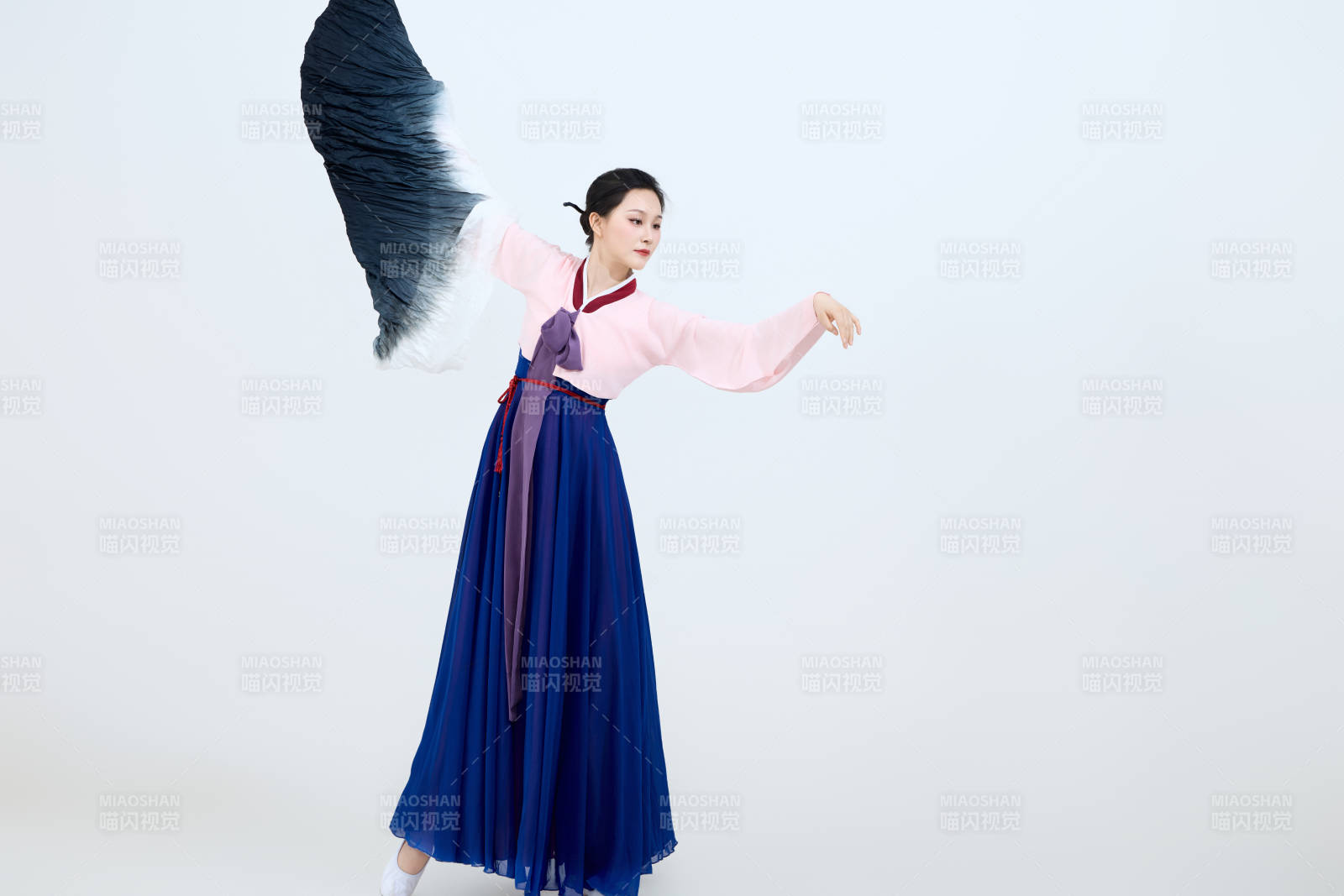 表演中国延边朝鲜族传统舞的美丽舞者图片