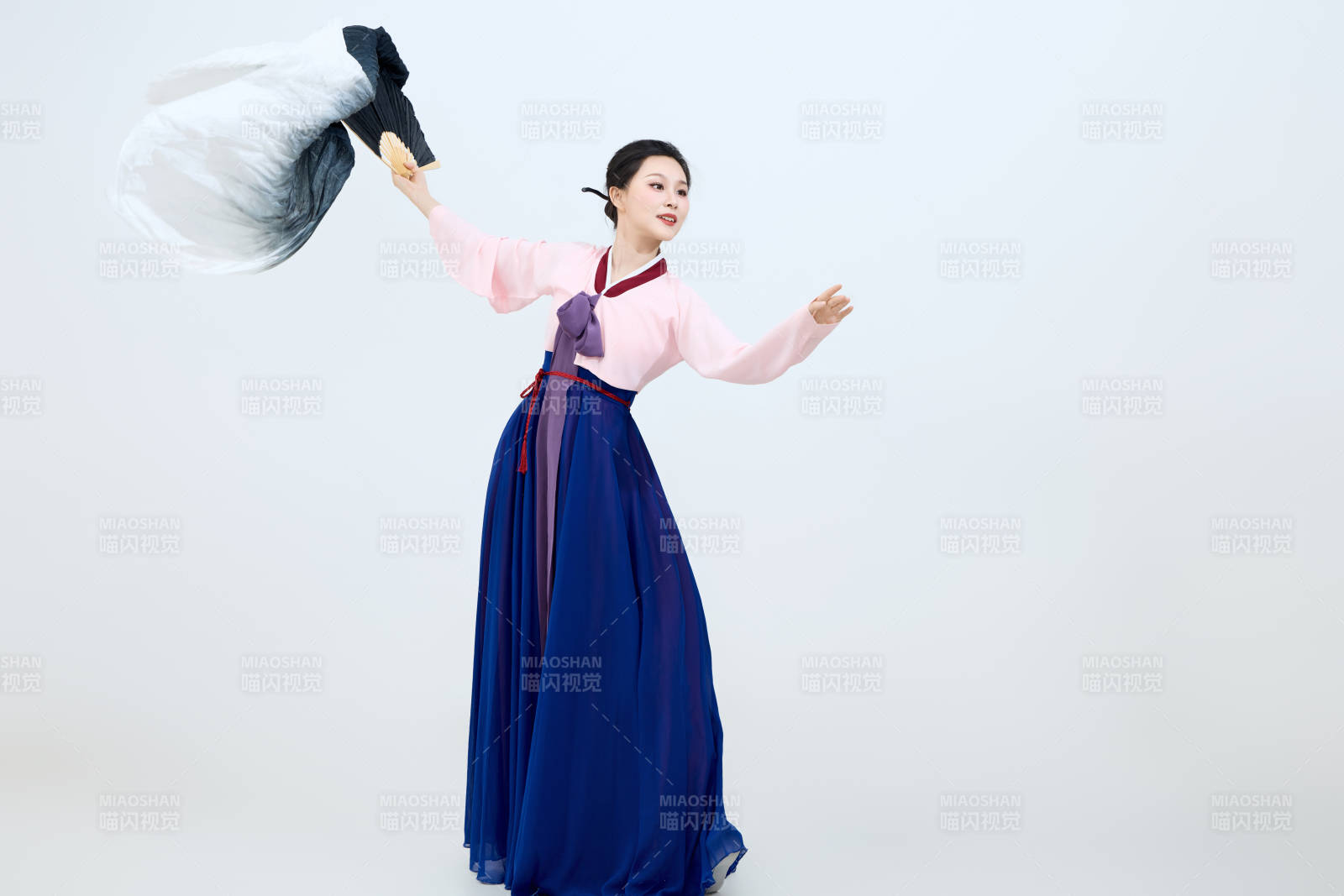 表演中国延边朝鲜族传统舞的美丽舞者图片