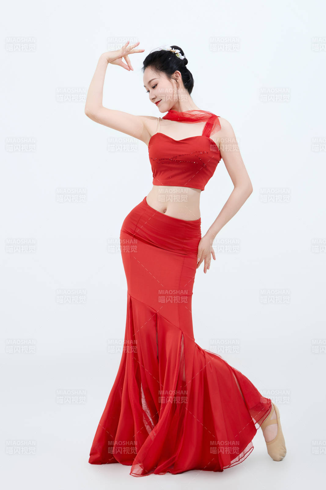 表演中国传统民族舞蹈傣族舞的美丽舞者图片