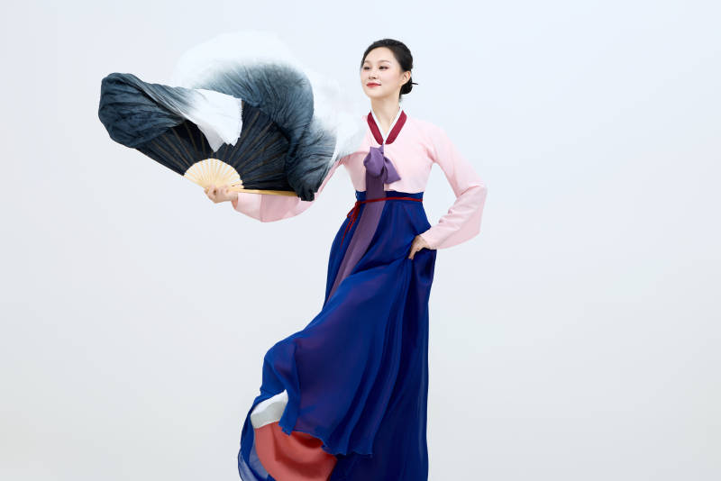 表演中国延边朝鲜族传统舞的美丽舞者图片