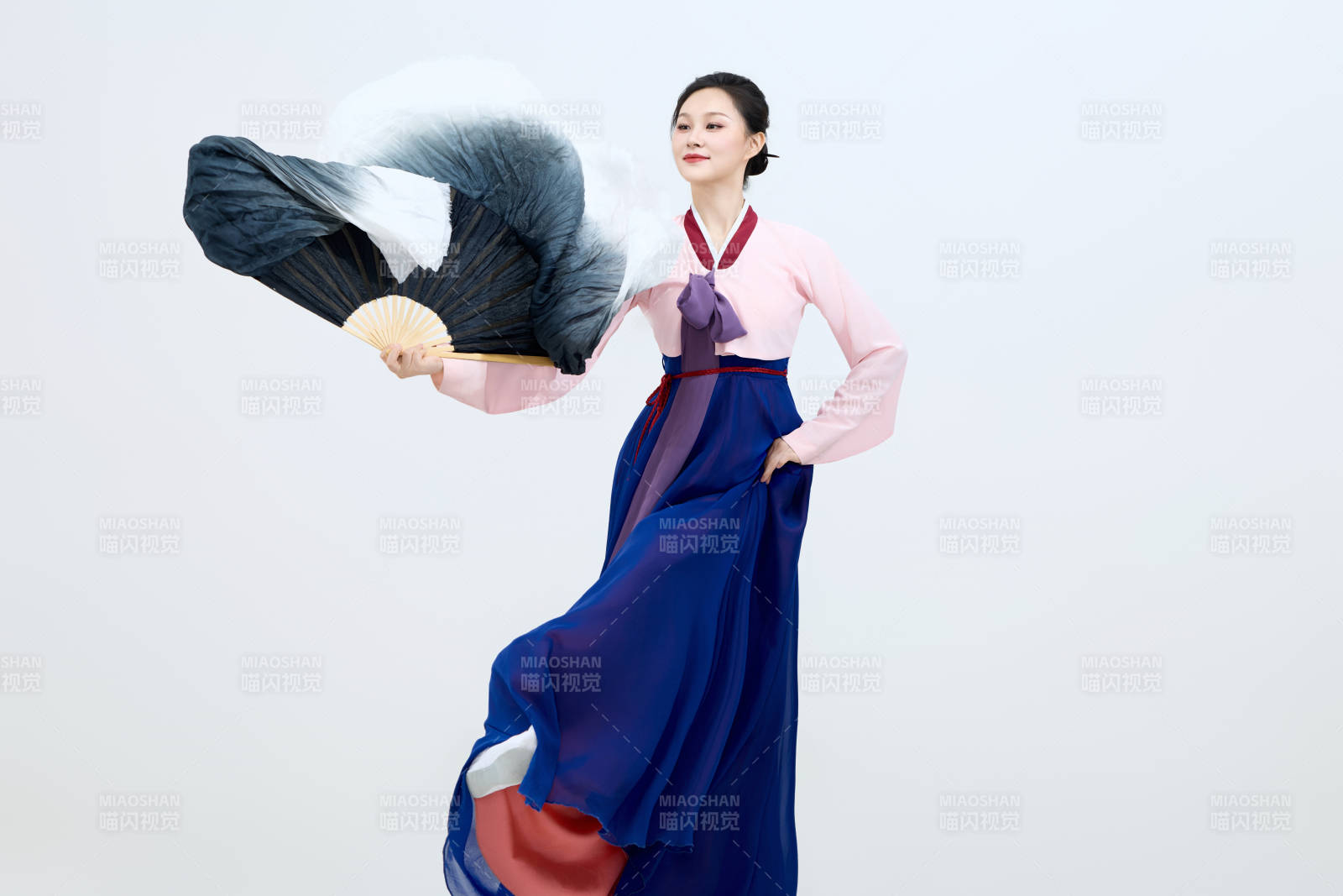 表演中国延边朝鲜族传统舞的美丽舞者图片