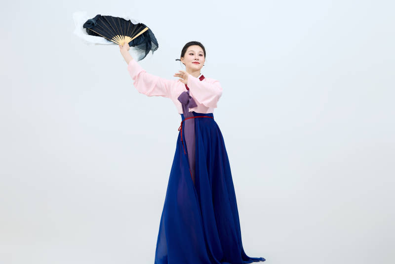 表演中国延边朝鲜族传统舞的美丽舞者图片