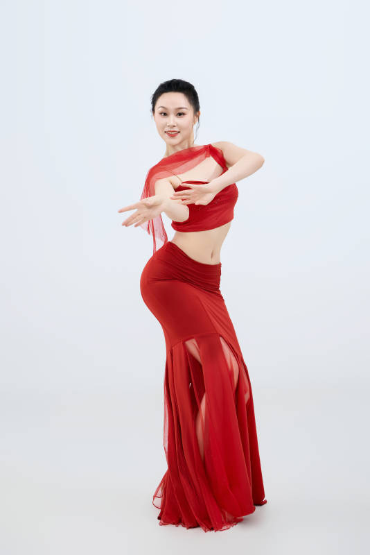 表演中国传统民族舞蹈傣族舞的美丽舞者图片