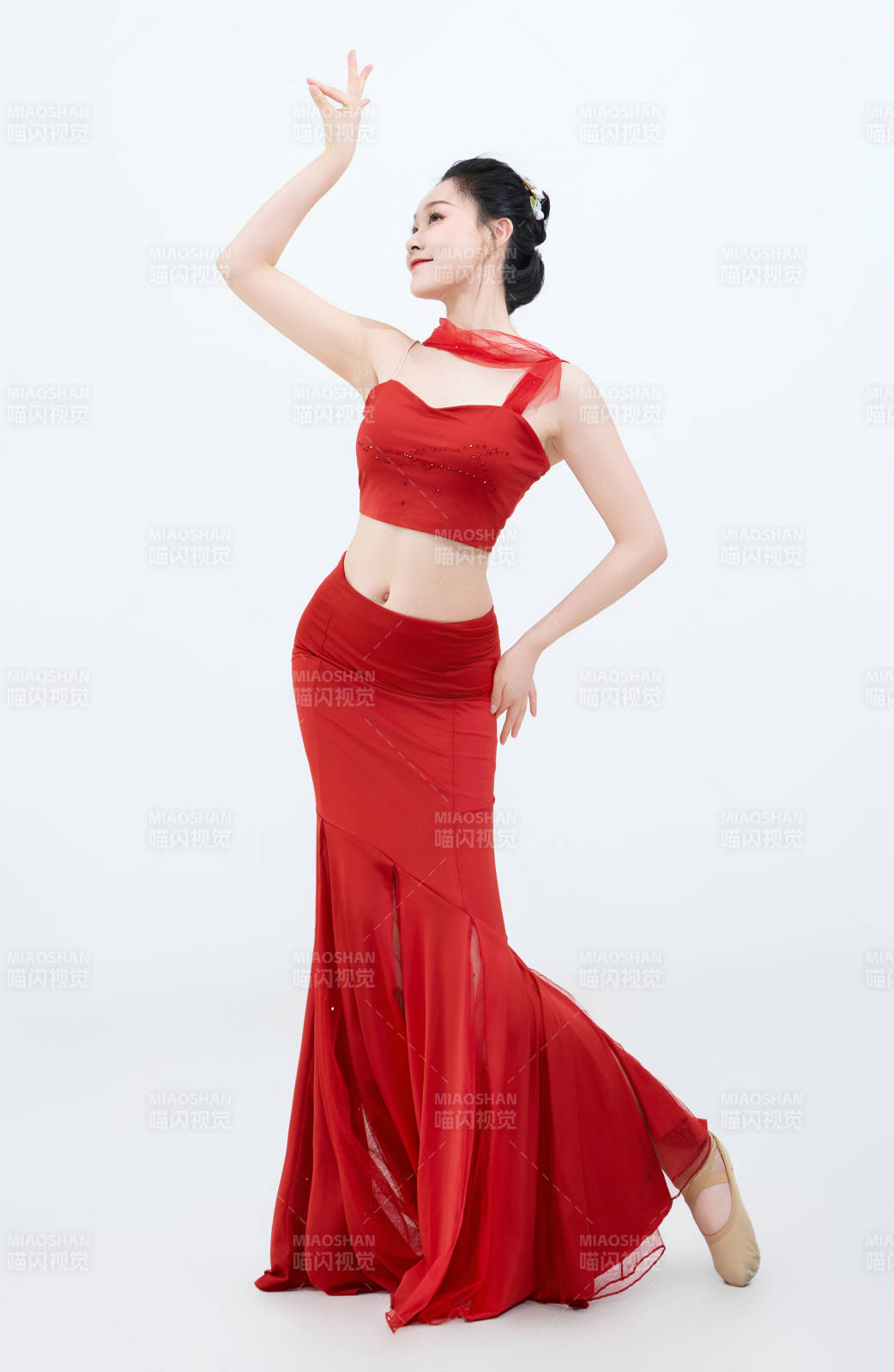 表演中国传统民族舞蹈傣族舞的美丽舞者图片