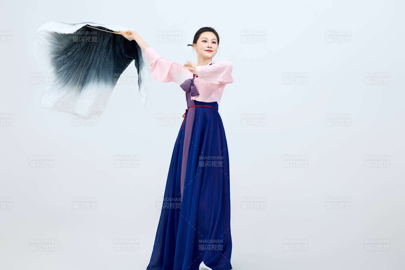 表演中国延边朝鲜族传统舞的美丽舞者图片