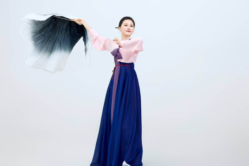 表演中国延边朝鲜族传统舞的美丽舞者图片