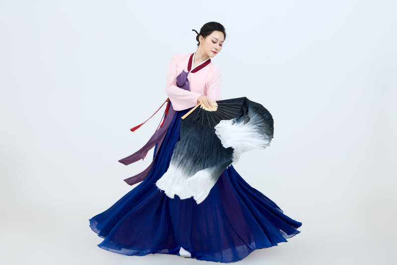 表演中国延边朝鲜族传统舞的美丽舞者图片