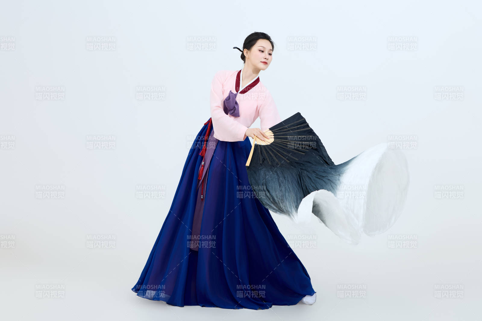 表演中国延边朝鲜族传统舞的美丽舞者图片