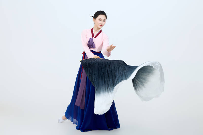 表演中国延边朝鲜族传统舞的美丽舞者图片