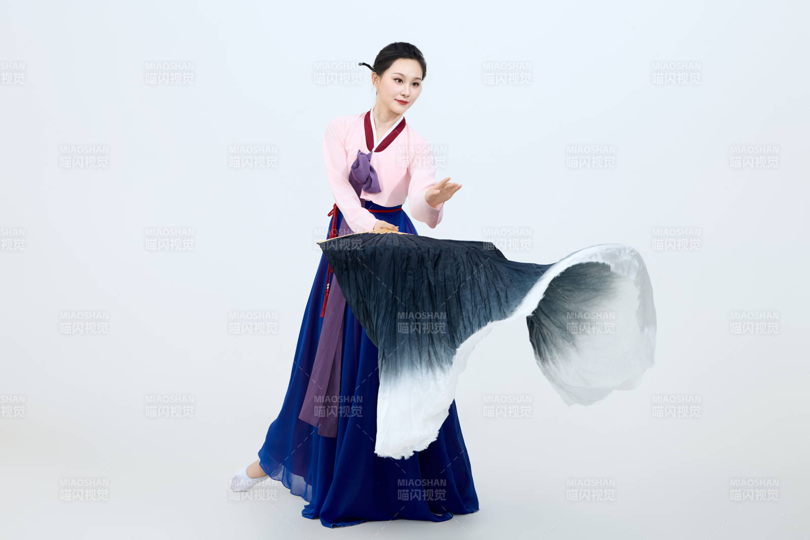 表演中国延边朝鲜族传统舞的美丽舞者图片