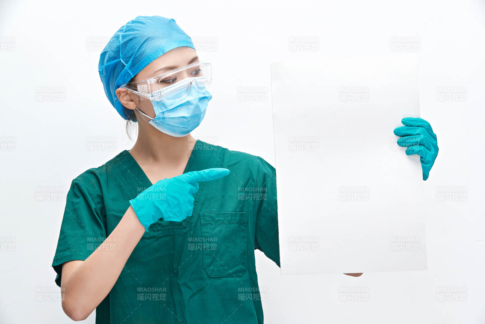 白色背景下的外科手术医疗人员形象图片