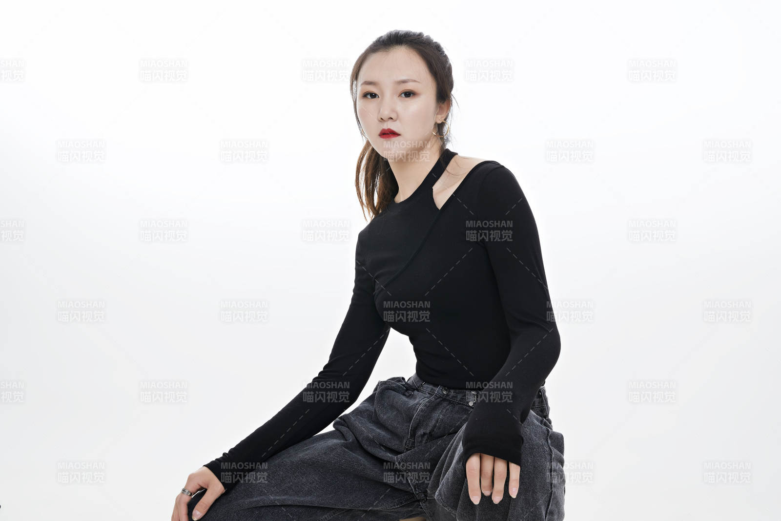 跳街舞的青年女性图片