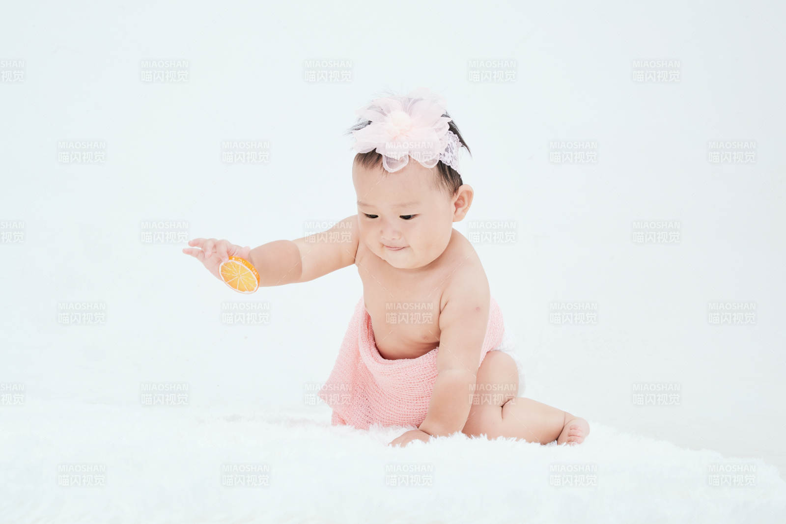 可爱的宝宝在毛茸茸的垫子上玩耍图片