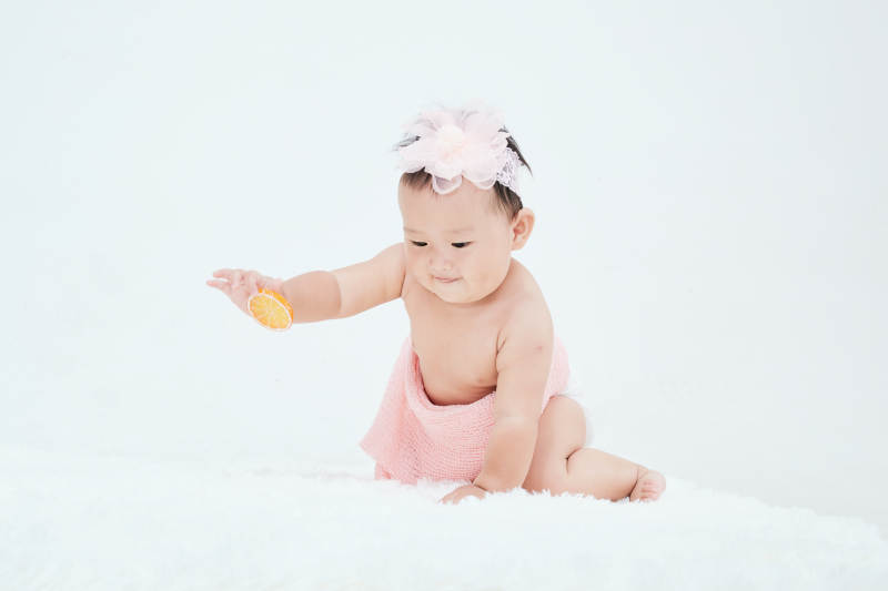 可爱的宝宝在毛茸茸的垫子上玩耍图片