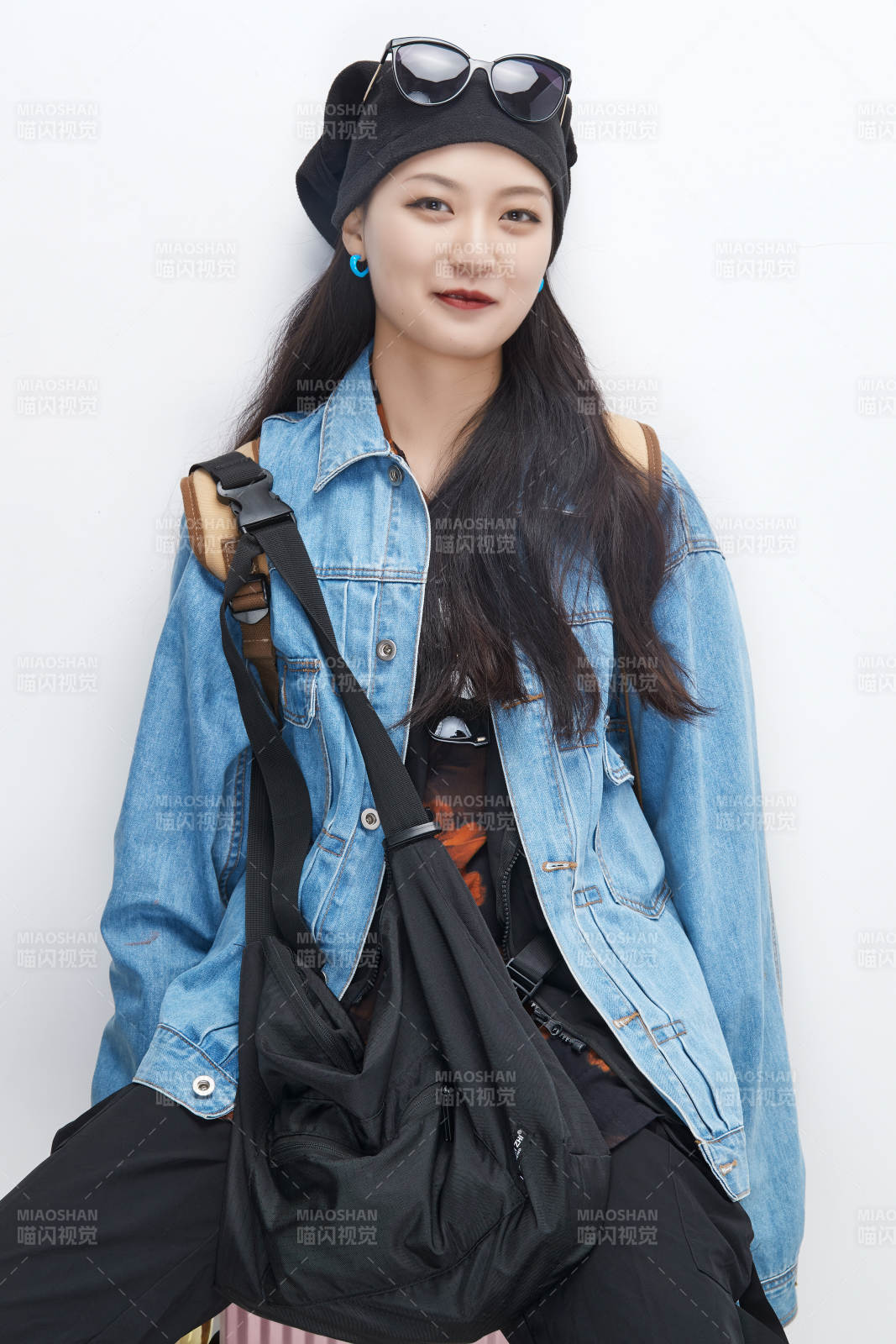 白色背景下准备出发旅行的美丽东方女大学生图片