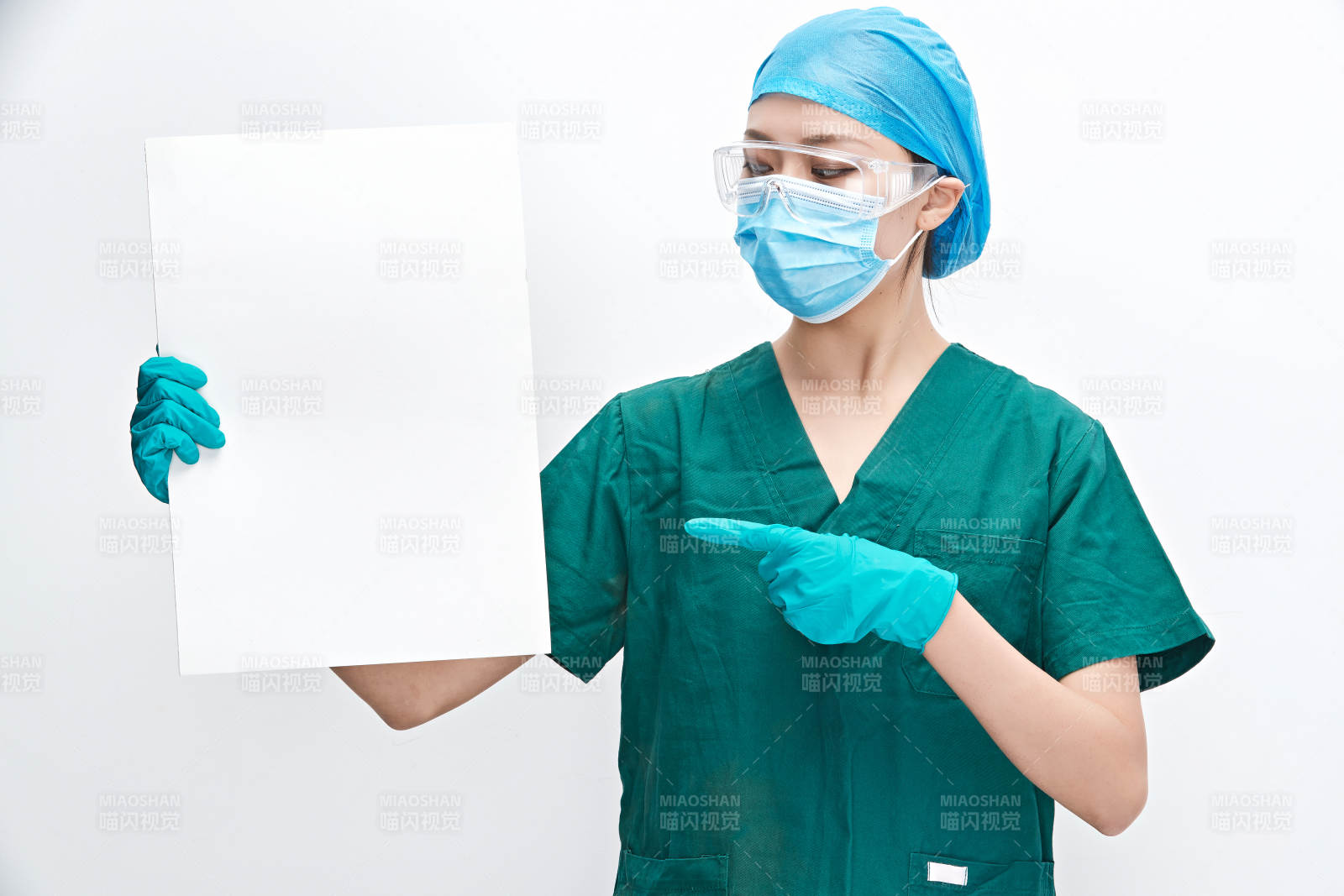白色背景下的外科手术医疗人员形象图片