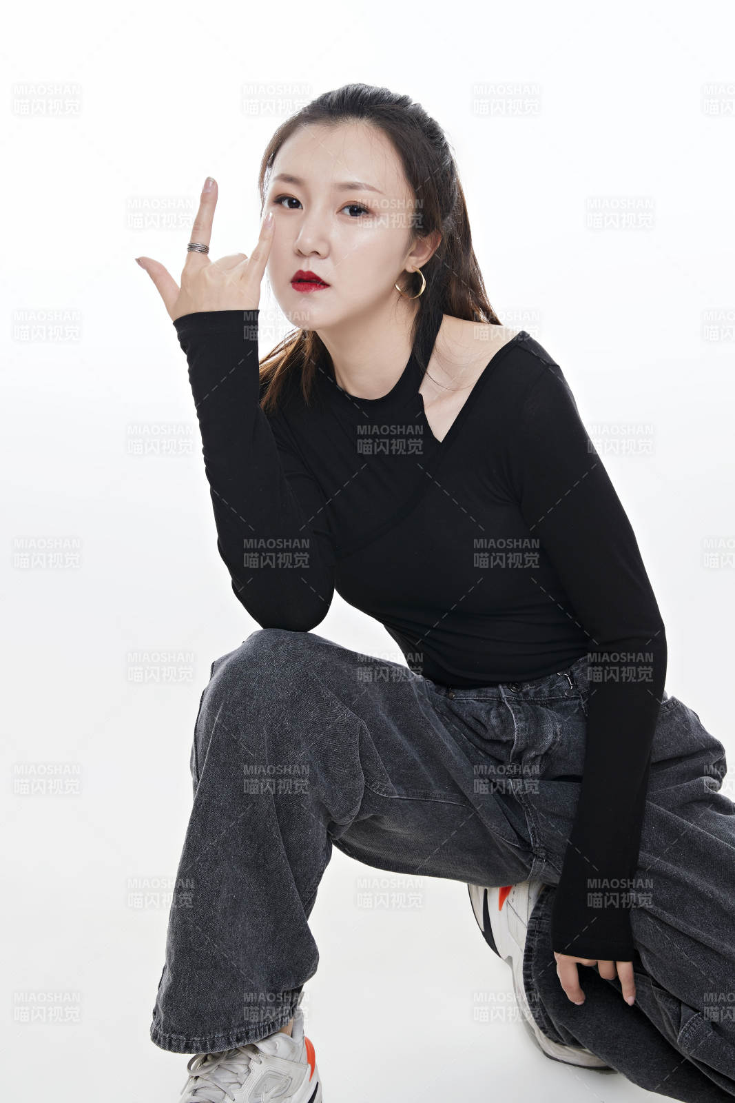 跳街舞的青年女性图片