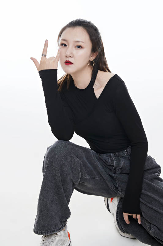 跳街舞的青年女性图片