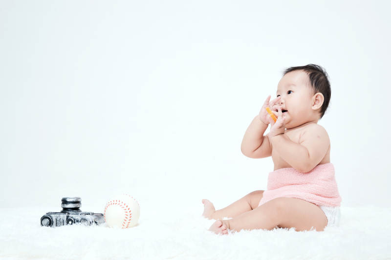 可爱的宝宝在毛茸茸的垫子上玩耍图片