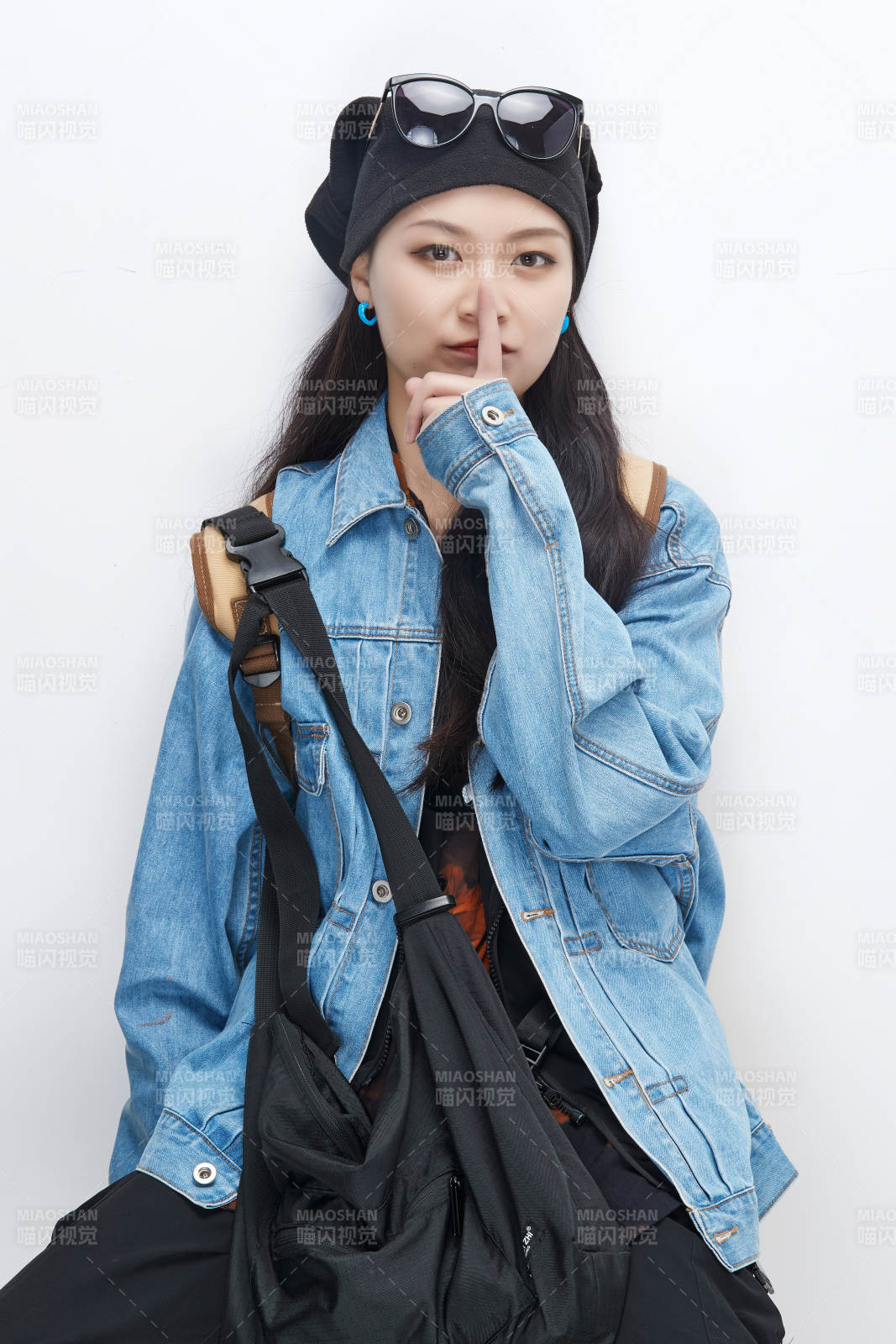 白色背景下准备出发旅行的美丽东方女大学生图片