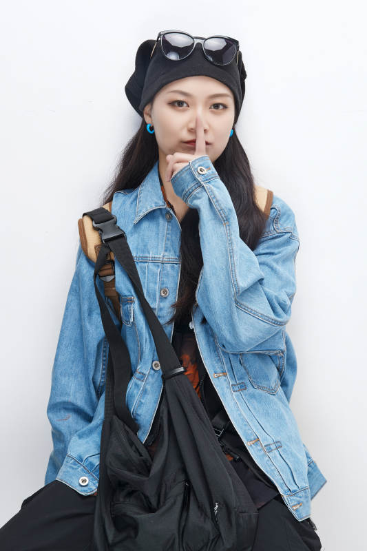 白色背景下准备出发旅行的美丽东方女大学生图片