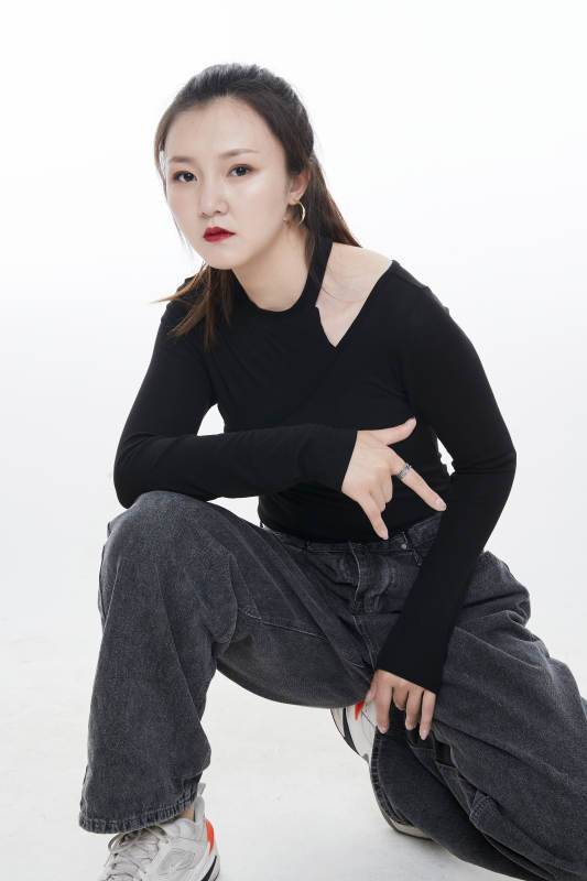 跳街舞的青年女性图片