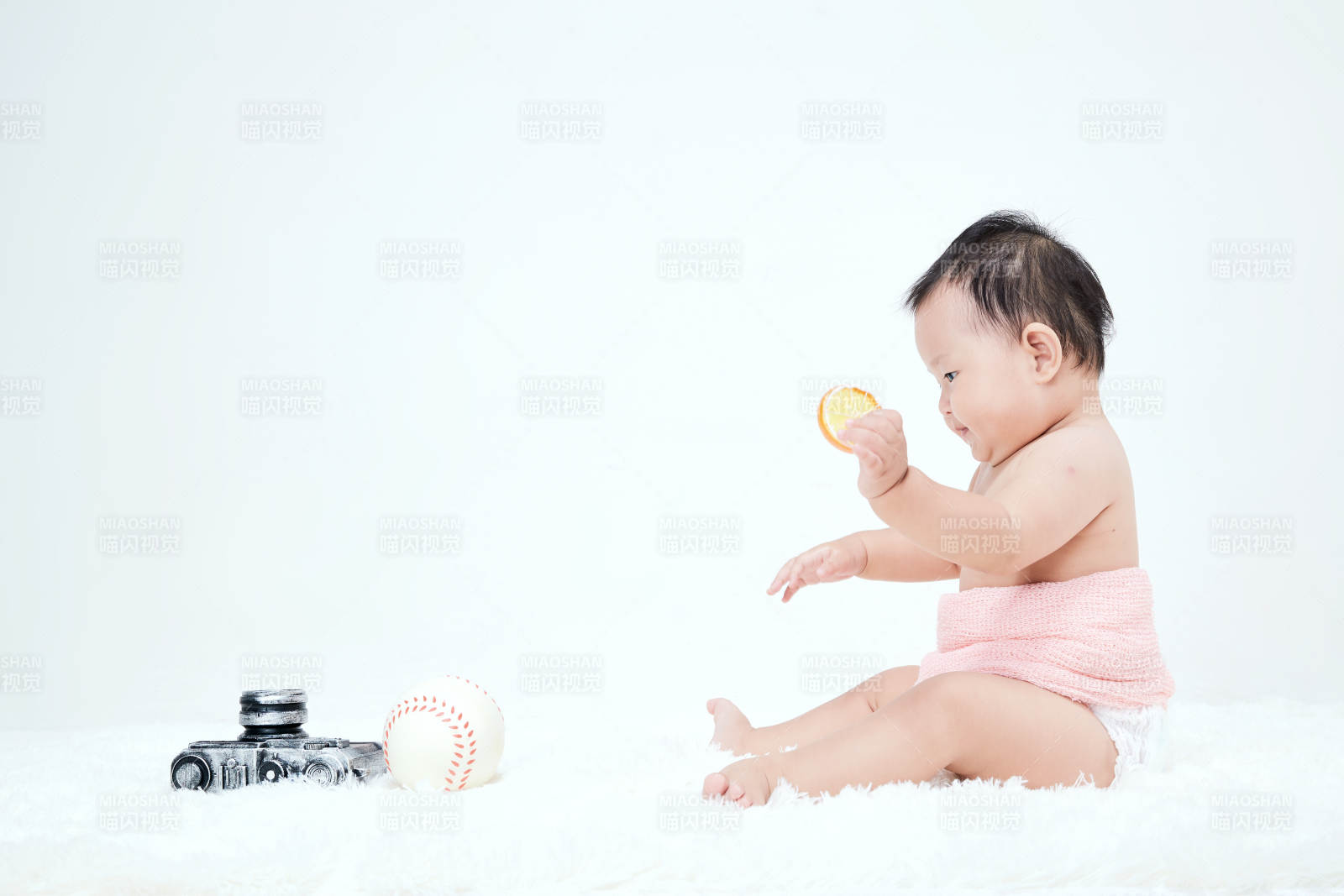 可爱的宝宝在毛茸茸的垫子上玩耍图片