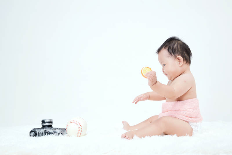 可爱的宝宝在毛茸茸的垫子上玩耍图片