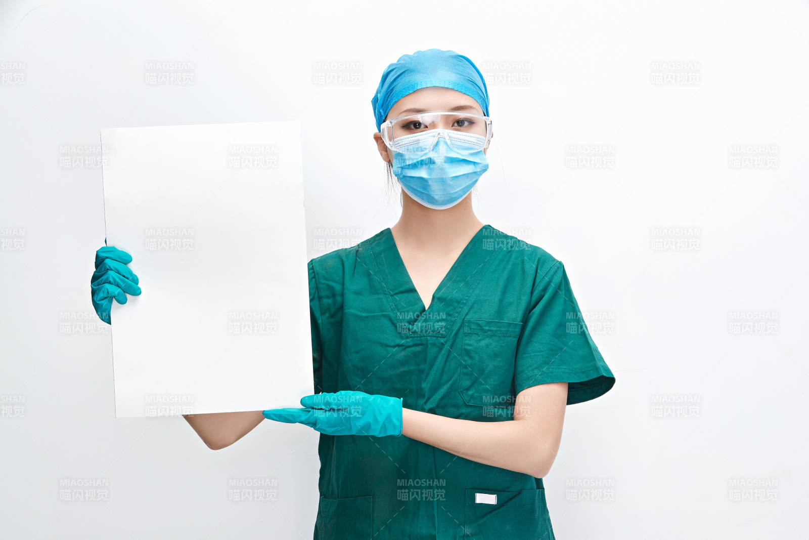 白色背景下的外科手术医疗人员形象图片