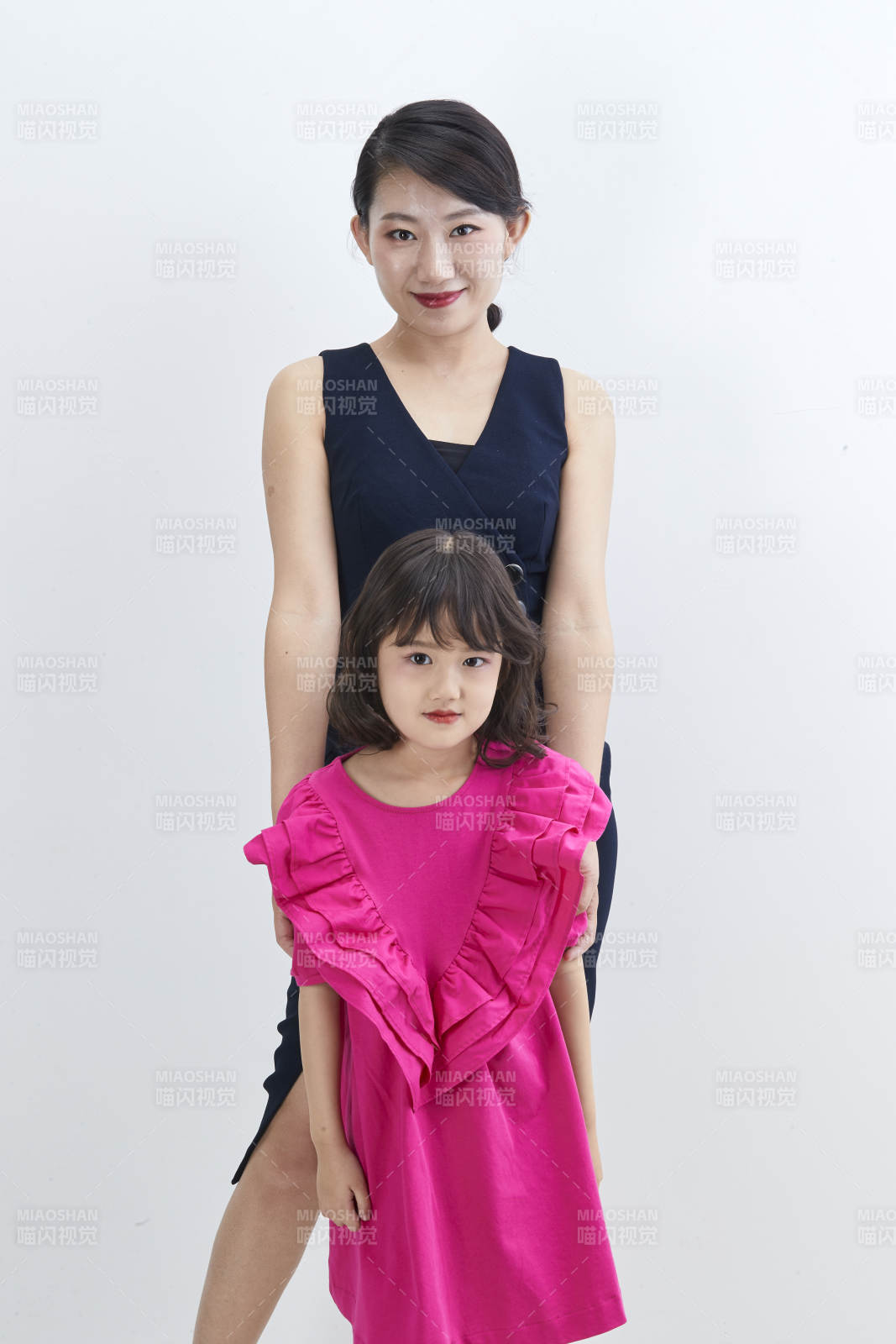 白色背景的美丽妈妈与可爱女儿亲子人像图片