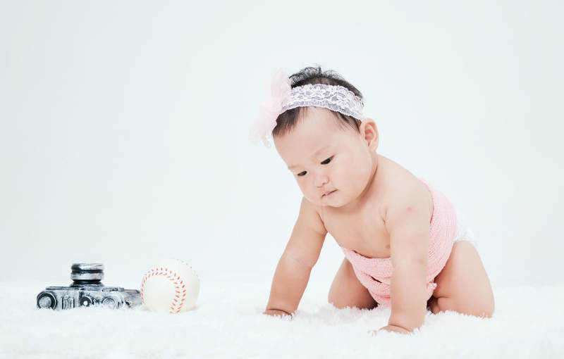 可爱的宝宝在毛茸茸的垫子上玩耍图片