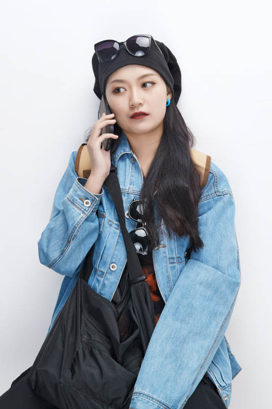 手里拿着手机准备出发的美丽东方女孩图片