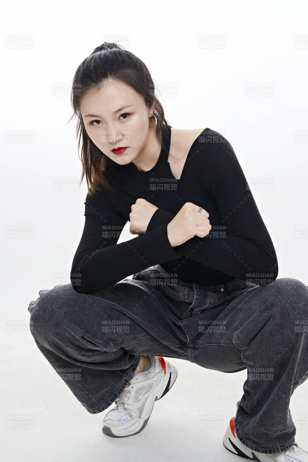 跳街舞的青年女性图片