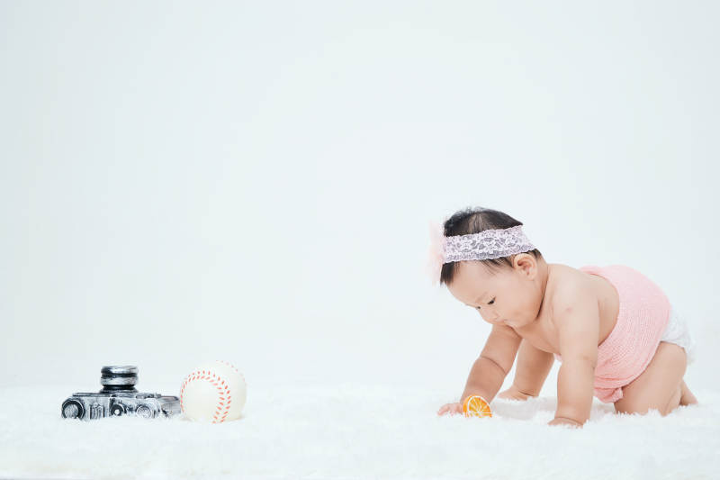 可爱的宝宝在毛茸茸的垫子上玩耍图片