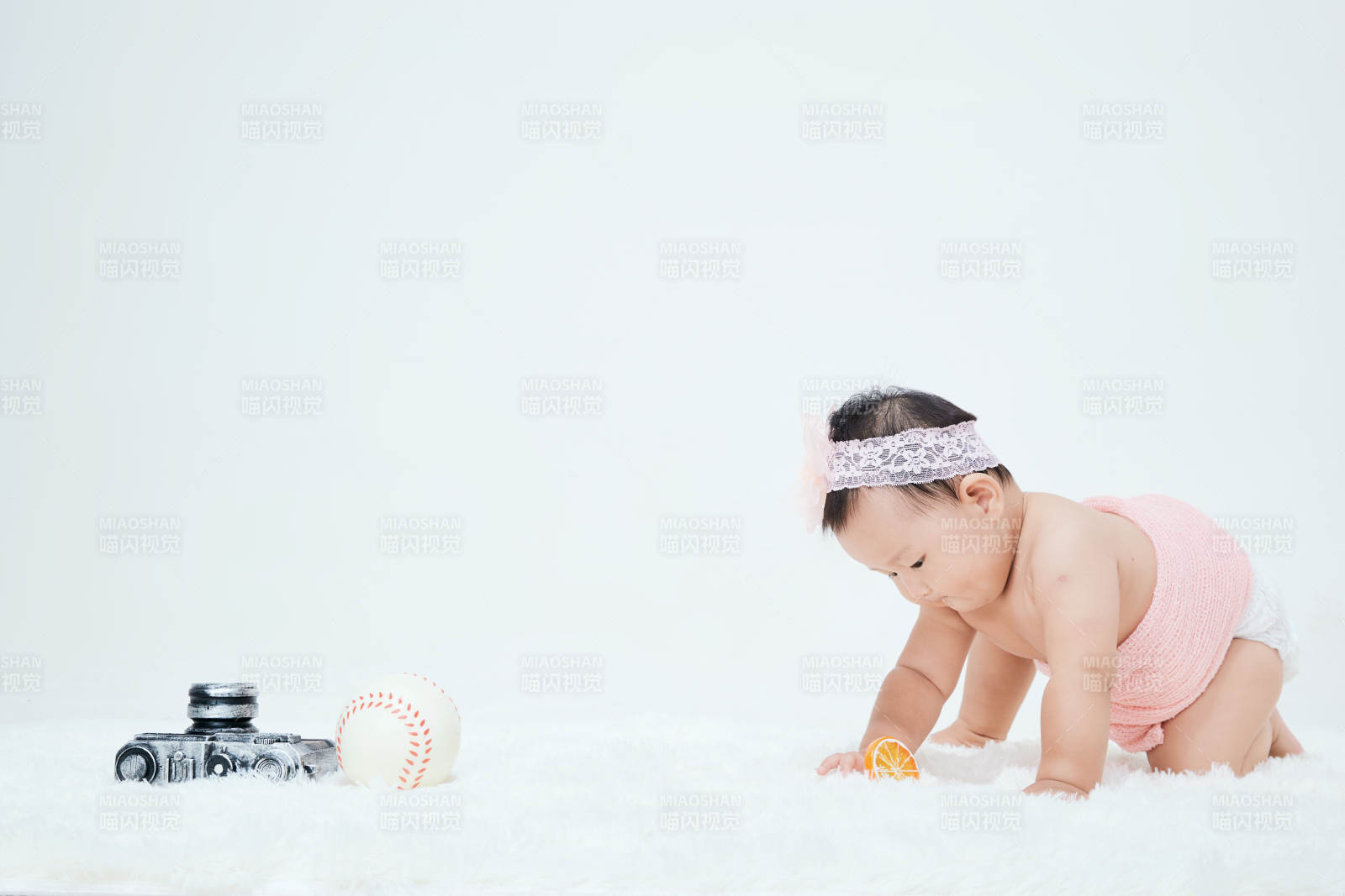 可爱的宝宝在毛茸茸的垫子上玩耍图片